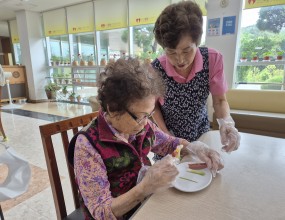 오늘 요리교실 프로그램에서는 민족대명절 추석을 기다리며 산적꼬지를 만들어보았습니다!가족, 친척들을 생각하며 분주히 추석음식을 장만하셨던 추억을 떠올리며&nbsp;햄, 맛살, 쪽파, 단무지를 꼬지에 끼운 후&nbsp;밀가루, 계란물 옷을 입혀&nbsp;고소한 기름에 부쳐내셨습니다.&nbsp;기름냄새가 나니까 명절느낌이 난다고 하시며 명절을 기다리는 설레는 마음도&nbsp;더 커지신 듯 하셨습니다.&nbsp;완성하신 산적꼬지는 두유와 함께 맛있게 드셨는데요,&nbsp;앞으로도 요리교실 프로그램을 통해&nbsp;어르신들께 즐거움을 드릴 수 있도록 노력하겠습니다~^^&nbsp;&nbsp;